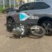 URGENTE: Colisão entre carro e moto deixa homem com fratura exposta no centro