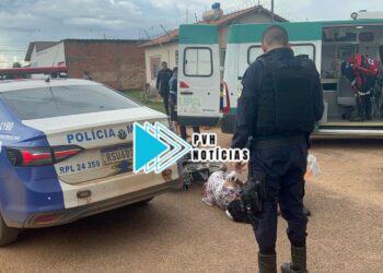 URGENTE: Casal em moto avança preferencial e bate em viatura da PM no Cristal da Calama