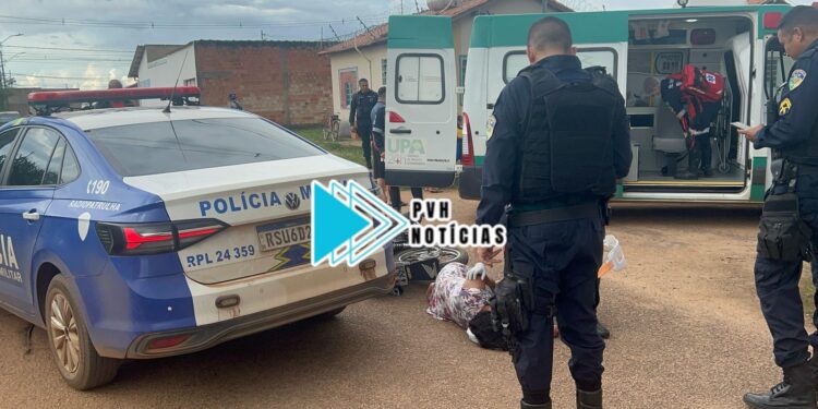 URGENTE: Casal em moto avança preferencial e bate em viatura da PM no Cristal da Calama