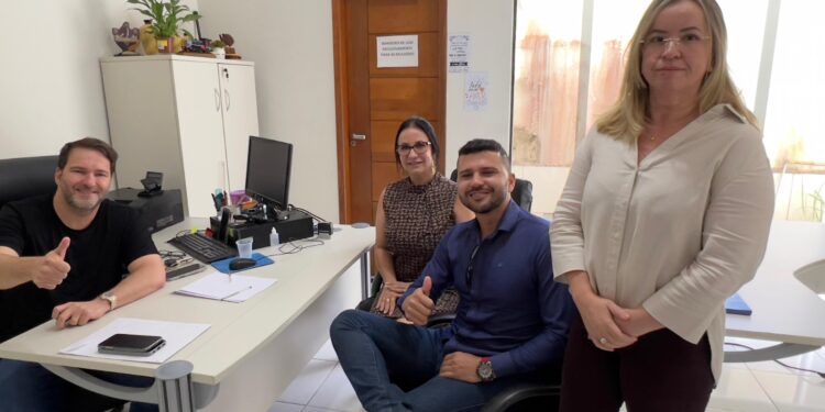 Deputado Alex Redano recebe Rodrigo Queiroz e reforça compromisso com a saúde de Alto Paraíso