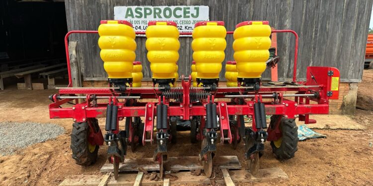 Mais investimentos para Machadinho do Oeste: Deputado Alan Queiroz entrega R$ 120 mil em equipamentos agrícolas ao município