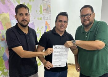 Vereador Edimilson Dourado discute avanços na pavimentação de bairros na zona sul em reunião na Semob