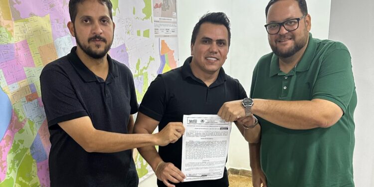 Vereador Edimilson Dourado discute avanços na pavimentação de bairros na zona sul em reunião na Semob