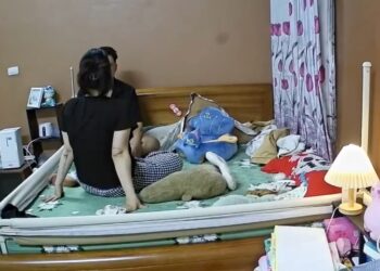 “Ele ainda botou música”: DJ é filmado estrangulando a esposa que deu à luz há cinco meses; veja vídeo