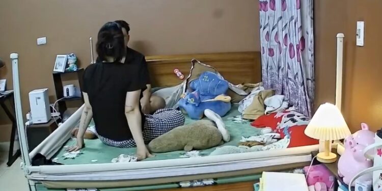 “Ele ainda botou música”: DJ é filmado estrangulando a esposa que deu à luz há cinco meses; veja vídeo