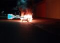 FOI PRESA: Carro pega fogo depois de motorista bater em poste durante briga com o namorado
