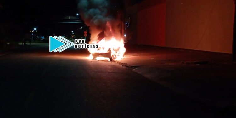 FOI PRESA: Carro pega fogo depois de motorista bater em poste durante briga com o namorado
