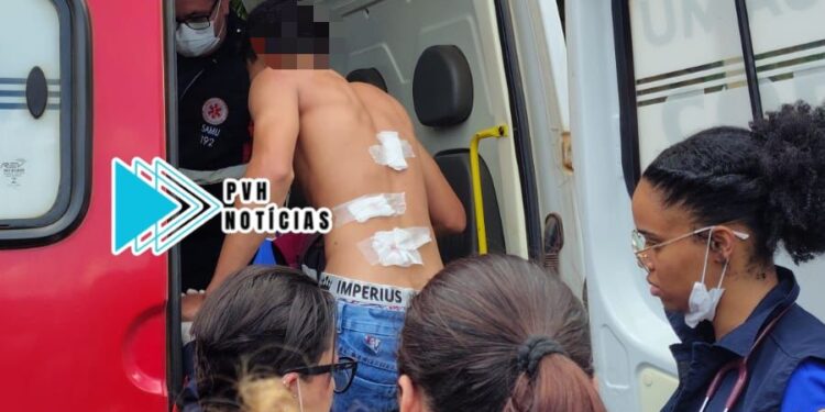 ATUALIZADA: Homem é atacado a facadas após reagir roubo de celular na zona leste