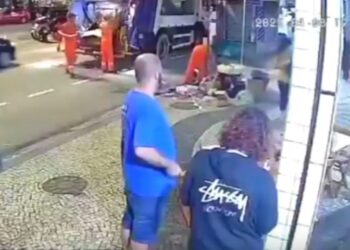 Vídeo mostra momento em que homem leva facada na cabeça no meio da rua; veja