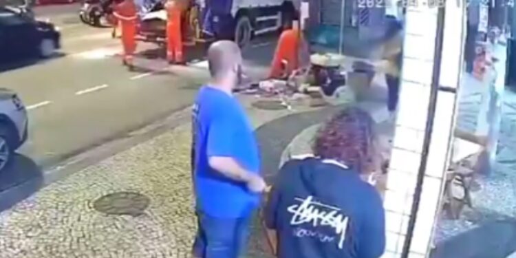Vídeo mostra momento em que homem leva facada na cabeça no meio da rua; veja