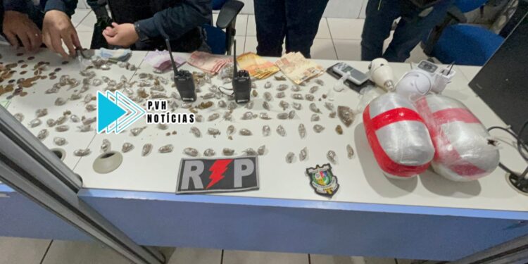 NO TEIXEIRÃO: Adolescente é flagrado com mais de 2kg de drogas em boca de fumo