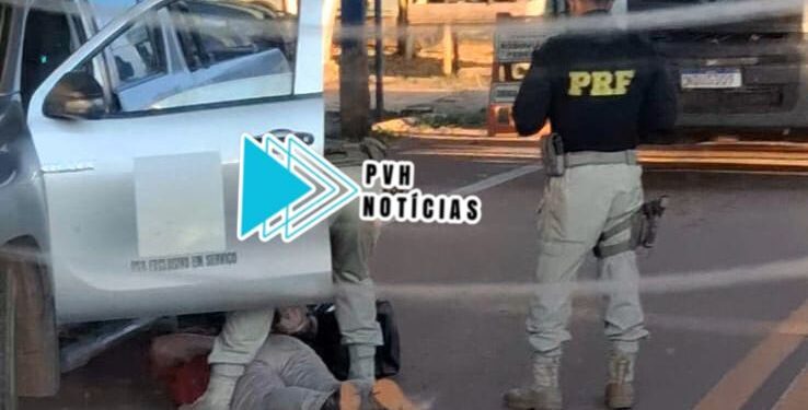 URGENTE: Casal é flagrado transportando drogas em caminhonete da prefeitura de Guajará-Mirim