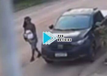 VÍDEO: Dupla é filmada fazendo furto em carro de comerciante no centro de Porto Velho