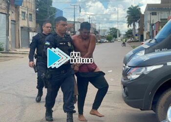 FACA NO PESCOÇO: Homem é preso depois de espancar esposa e ameaçar matar criança em Candeias