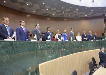 Deputado Alex Redano é homenageado em sessão solene com a Medalha do Mérito Legislativo Pedro Ludovico Teixeira em Goiás