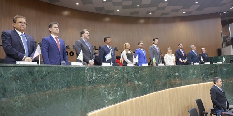 Deputado Alex Redano é homenageado em sessão solene com a Medalha do Mérito Legislativo Pedro Ludovico Teixeira em Goiás
