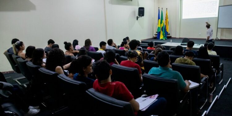 PRÉ-ENEM: Cursinho gratuito da Prefeitura segue preparando estudantes para o Exame Nacional do Ensino Médio