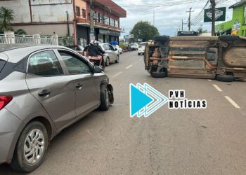 NA AMAZONAS: Acidente com capotamento é registrado no centro de Porto Velho