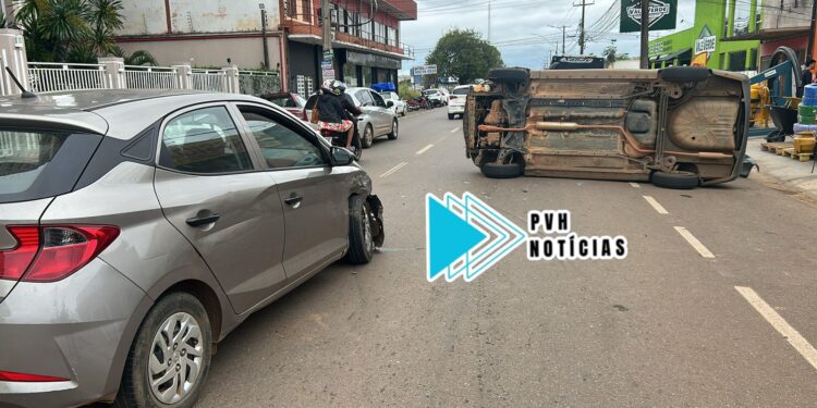 NA AMAZONAS: Acidente com capotamento é registrado no centro de Porto Velho