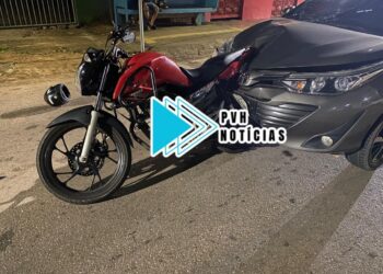 NA TRASEIRA: Moto fica engatada em carro durante acidente com dois feridos na capital