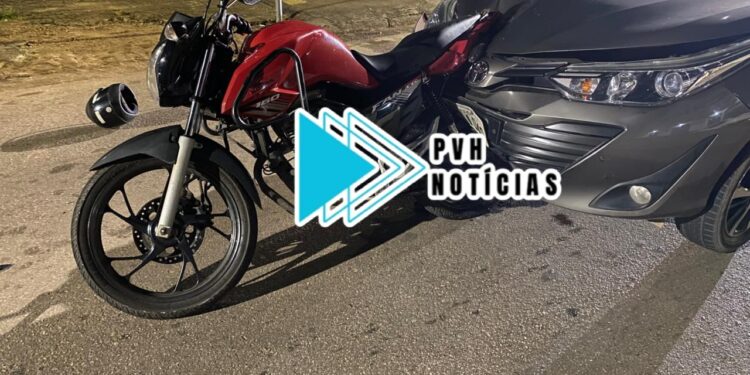 NA TRASEIRA: Moto fica engatada em carro durante acidente com dois feridos na capital