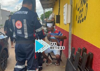 URGENTE: Homem pede socorro em comércio depois de ser esfaqueado na zona leste