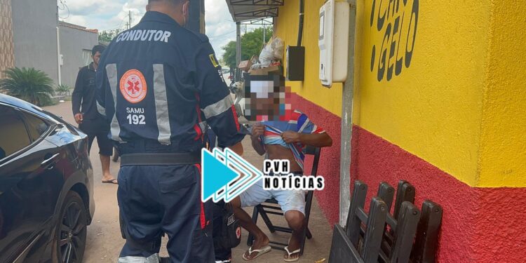 URGENTE: Homem pede socorro em comércio depois de ser esfaqueado na zona leste