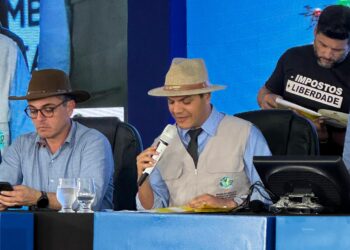 Cássio Gois homenageia presidente da Emater com Título de Honra ao Mérito durante a 12ª RRSI