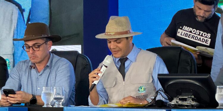 Cássio Gois homenageia presidente da Emater com Título de Honra ao Mérito durante a 12ª RRSI