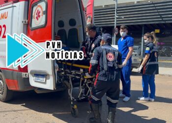 URGENTE: Motorista de Strada causa acidente e deixa motociclista desacordado no centro