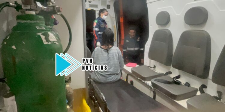 NA AMAZONAS: Mulher é atacada por cobra na beira da rua na zona leste