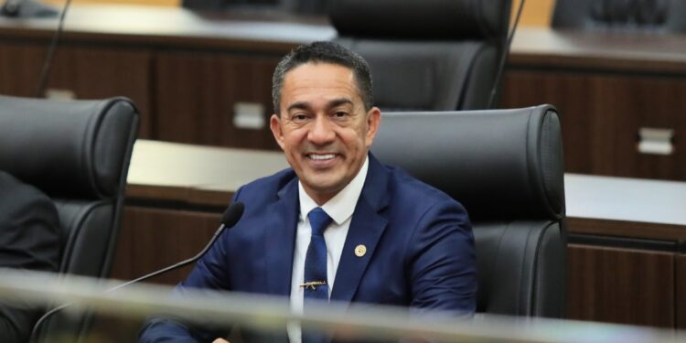 Eyder Brasil vota a favor de projetos que valorizam servidores públicos e fortalecem a gestão em Rondônia