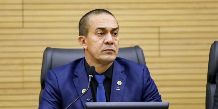 Deputado Eyder Brasil propõe lei para proteger professores contra violência nas escolas públicas de Rondônia