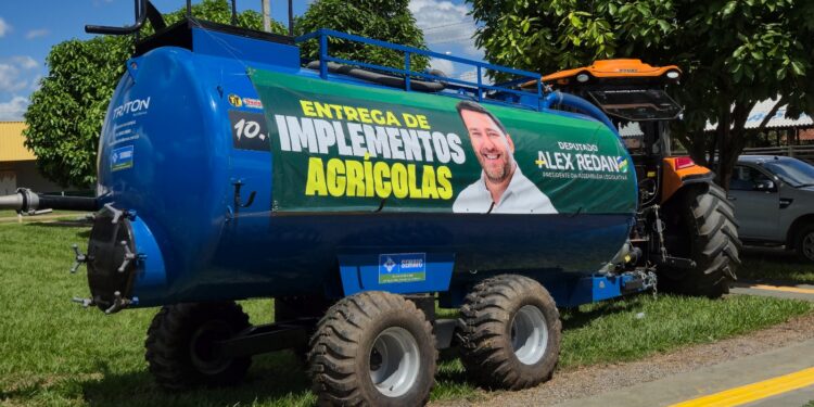 Deputado Alex Redano entrega implemento agrícola à Secretaria de Agricultura de Ariquemes a pedido da prefeita Carla Redano