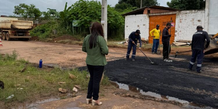 Semob realiza Tapa Buracos na Rua Paraná a pedido do vereador Edimilson Dourado