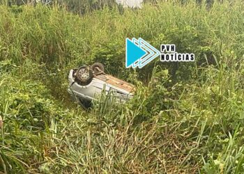 URGENTE: Carro capota depois de passar direto em curva na BR-364 na capital