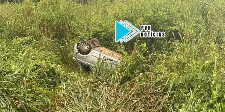 URGENTE: Carro capota depois de passar direto em curva na BR-364 na capital