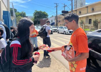 Ieda Chaves encerra campanha “Maio Laranja” e equipe faz panfletagem em diversos pontos de Porto Velho