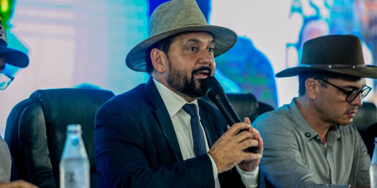 Deputado Laerte Gomes parabeniza homenageados na sessão itinerante da Alero na 12ª Rondônia Rural Show