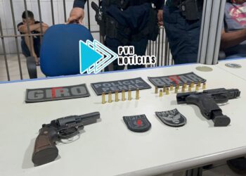 NA CINTURA: Apenado monitorado é preso com duas armas em frente de residência no centro