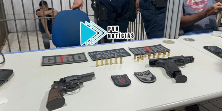 NA CINTURA: Apenado monitorado é preso com duas armas em frente de residência no centro