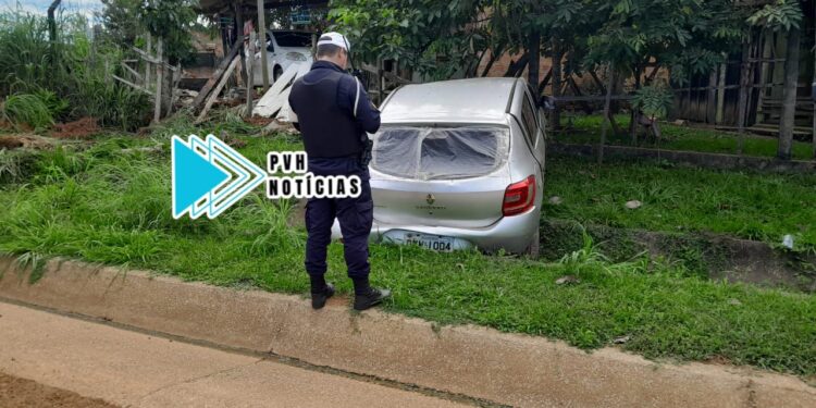 PASSOU DIRETO: Ocupantes de Sandero fogem após acidente com capotamento na zona sul
