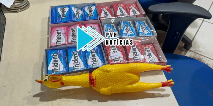 VÍDEO: Homem é espancado depois de furtar caixas de Trident e galinha de borracha em loja na zona leste