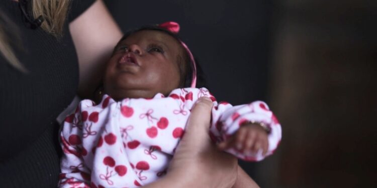 Projeto de lei pode criar apoio psicológico para pessoas que se consideram pais de bebês reborn