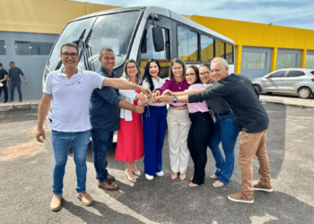 Cristiane Lopes entrega micro-ônibus em Pimenta Bueno e garante mais dignidade no transporte de pacientes