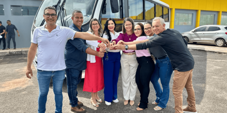Cristiane Lopes entrega micro-ônibus em Pimenta Bueno e garante mais dignidade no transporte de pacientes