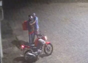 ARMADILHA: Bandidos saem do mato e assaltam motoboy que fazia entrega de pizzas