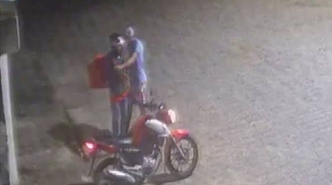 ARMADILHA: Bandidos saem do mato e assaltam motoboy que fazia entrega de pizzas