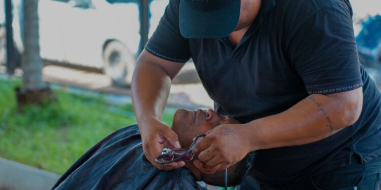 OPORTUNIDADE: Semdestur abre 30 vagas para curso gratuito de barbeiro, na capital