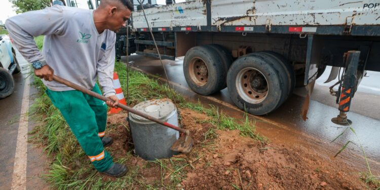 PROJETO INOVADOR: Após anos na escuridão, trecho da avendia Guaporé começa a receber sistema seguro de iluminação